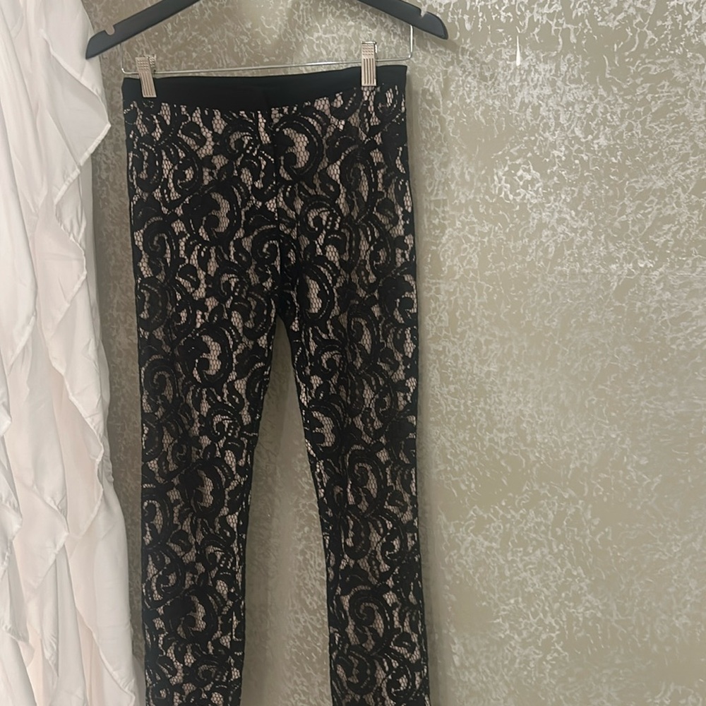 Very fitted lace pants with lining skinny style